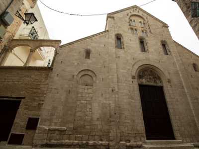 Il bianco prospetto dai chiari connotati romanici � in tufo, cuspidato al centro e spiovente ai lati
